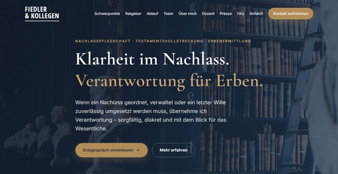Startseite von fiedler-chemnitz.de – dunkelblaues Design mit goldenen Akzenten